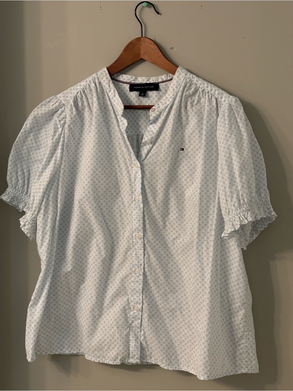 White and blue floral short elasticized puff sleeve top by Tommy Hilfiger.